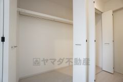 寝室にはハンガーパイプ付きのクローゼットが設けられています。たっぷり収納できるので衣替えの心配もいりませんね＾＾