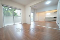 5.6帖。主寝室としてお使いいただけそうなこちらのお部屋は、日当たりが良く、爽やかな風を感じて起きる朝は、快適生活の始まりに。 