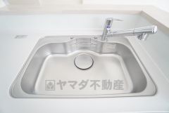 大きなお鍋も楽々洗える幅の広いシンクです＾＾ステンレスシンクなので簡単にお掃除できますよ。洗剤やスポンジもすっきりできる収納付き。