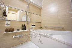 1日の疲れを癒すくつろぎのバスルーム。雨の日のお洗濯にも嬉しい浴室乾燥付き。換気機能付きなのでお風呂のカビ予防にもなります＾＾ 