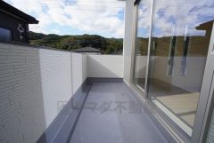 広々としたバルコニー。 天気のいい日にはお布団もまとめて干せそうですね＾＾