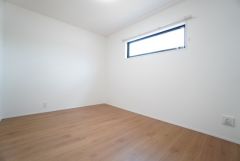 主寝室としてお使いいただけそうなこちらのお部屋は、日当たりが良く、爽やかな風を感じて起きる朝は、快適生活の始まりに。 