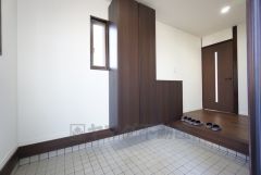 土間部分が広々とした玄関＾＾シューズボックス付きなので、家族全員の靴がきれいに整頓できます。採光も考えられた明るい玄関です＾＾ステキな玄関で帰ってくるのが楽しみになりそうですね＾＾ 