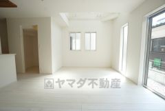 ご家族で団らんの時間を過ごすリビングダイニング。