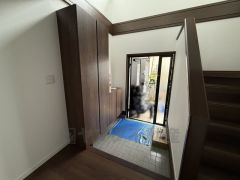 採光も考えられた明るい玄関です。たっぷり収納できるシューズボックス付きなので、家族全員の靴がきれいに整頓できます。 