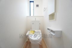 1階2階の2ヶ所にトイレがありますので、忙しい朝にも家族に気を使わず、ゆとりが生まれますね＾＾ 小窓付きで換気する時に便利です＾＾