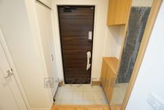 たっぷり収納できるシューズボックスです。家族全員の靴がきれいに整頓できます。棚の上にお花や写真を飾っても良いですね。