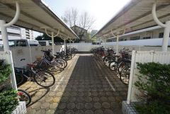 駐輪場。アプローチからの動線が良く、毎日の自転車の出し入れもスムーズに行えます＾＾日々の通勤・通学を快適にサポート。 