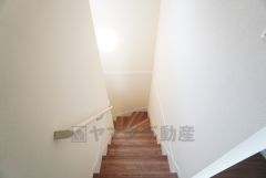 お子様も高齢の方も安心して上り下りができる手摺がついた安心設計です。