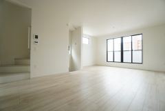 大きな掃き出し窓のあるリビングは、陽光あふれる明るい空間です。ゆったりと寛げる憩いの場となりそうです。