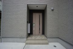 玄関扉にスリットのある明るい玄関です＾＾ 屋根があるので雨の日も安心してカバンの中から鍵が探せますね＾＾ 宅配ボックス付き＾＾ 