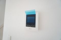 防犯はもちろん、セールスマン対策にもなるモニター付きインターホンです。 来訪者の顔が見えるので安心ですね＾＾