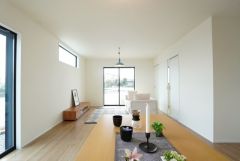 大きな掃き出し窓のあるリビングは、陽光あふれる明るい空間です。ゆったりと寛げる憩いの場となりそうです。