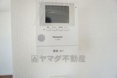 モニター付きインターホンなので来訪者の顔が見えて安心ですね。