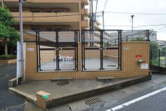 しっかりと扉の閉まるゴミ置き場。ゴミが散らかる心配もありません。