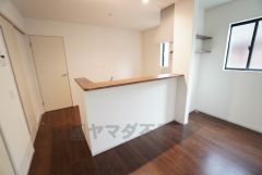 窓から光が差し込む明るいダイニングです＾＾