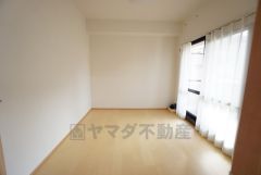 木目調のシンプルデザインで落ち着きと安らぎの空間に仕上げています。各部屋に収納が完備されているので、お部屋をスッキリと保てそうですね＾＾