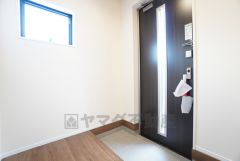 玄関扉にスリットのある明るい玄関です＾＾ ステキな玄関で帰ってくるのが楽しみになりそうですね＾＾