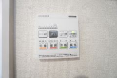 雨の日の洗濯も安心できる浴室暖房乾燥機付き浴室。リモコンで操作もボタン1つで簡単。