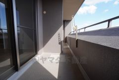 陽当たりの良いバルコニーです。お洗濯やお布団干しはもちろん、日光浴スペースにも＾＾足元は防水工事施工済です。