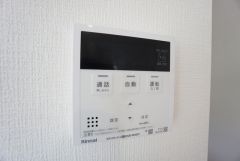 キッチン横からお湯張り、追い炊き、足し湯がボタン一つで楽々操作できる給湯機リモコンです。忙しい夕飯準備の時間帯に重宝しますね。