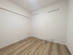 納戸（4.5帖） 居室としてもお使いいただけそうな広さです。 書斎としてや趣味の部屋として、衣類やアウトドア用品の収納など、ライフスタイルに合わせて様々な使い方ができそうですね＾＾ 