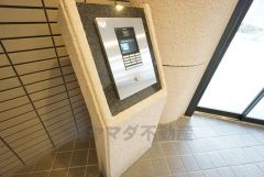 マンションエントランスにモニター付きオートロック、玄関前にモニター付きインターホンがあるのでセキュリティ面も安心＾＾