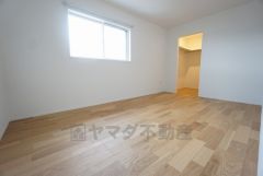 7.5帖。 住む人のこだわりを活かす洋室＾＾ウォークインクローゼットもあり荷物もすっきり片付けられ、ゆとりのある暮らしが出来ます＾＾ 
