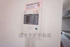 防犯はもちろん、セールスマン対策にもなるモニター付きインターホンです。 来訪者の顔が見えるので安心ですね＾＾