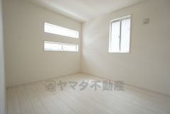 2面採光を確保した明るい室内は、風通しも良く、大変居心地の良い空間となっております。
