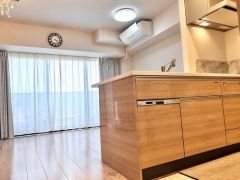 CG加工により小物等を撤去しております。対面式キッチンなのでリビングにいるご家族とコミュニケーションを取りながら洗い物や、お料理が楽しめそうですね＾＾