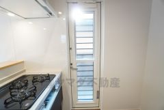 キッチン横には、家庭ごみの仮置きに重宝する勝手口付き。勝手口があることで、通風・採光の確保になります。