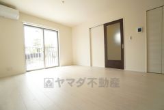 大きな掃き出し窓のあるリビングは、陽光あふれる明るい空間です。ゆったりと寛げる憩いの場となりそうです。