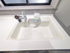 大きなお鍋も楽々洗える幅の広いシンクです＾＾ステンレスシンクなので簡単にお掃除できますよ。洗剤やスポンジもすっきりできる収納付き。