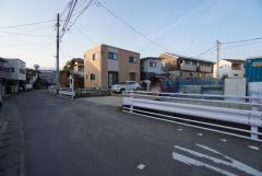 前面道路は南西側約4.4ｍの公道に面しています。