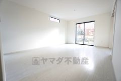 大きな掃き出し窓のあるリビングは、陽光あふれる明るい空間です。ゆったりと寛げる憩いの場となりそうです。