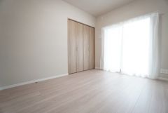 6帖洋室。暖かい日差しが差し込む洋室。たっぷり収納できるクローゼット付きでお部屋の中をすっきりと快適に保てます。