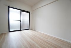 主寝室としてお使いいただけそうなこちらのお部屋は、日当たりが良く、爽やかな風を感じて起きる朝は、快適生活の始まりに。
