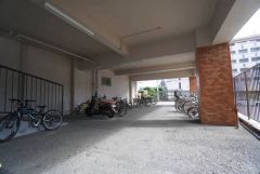 屋根付き駐輪場なので、雨の日も自転車を安心して保管できます。通勤・通学に自転車を使う方にも便利です＾＾
