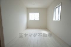5.5帖。家具を選ばないナチュラルな色合いの壁紙とフローリング。