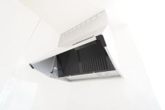 お手入れが簡単なスリム型レンジフードです。調理により発生する油煙や臭いを吸い込み、屋外へ排気してくれます。