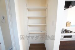 キッチン横に広々としたパントリー付き＾＾洗面室にも近く、食料品だけでなく日用品などの収納にも＾＾