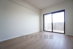 6.3帖。主寝室としてお使いいただけそうなこちらのお部屋は、日当たりが良く、爽やかな風を感じて起きる朝は、快適生活の始まりに。