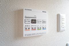 雨の日の洗濯も安心できる浴室暖房乾燥機付き浴室。リモコンで操作もボタン1つで簡単。