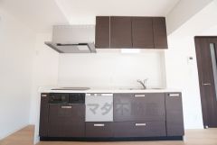 収納も、作業スペースも広々と設けられた使いやすいシステムキッチンです＾＾ キッチン横には冷蔵庫のスペースを確保＾＾ 