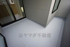 幅広のインナーバルコニーは多少の雨でも洗濯物を守ってくれ、家事を助けてくれること間違いなし。眩しすぎる日差しも和らげます。