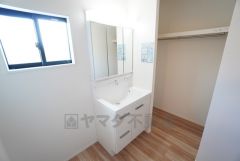 三面鏡裏収納付き洗面化粧台です＾＾ 歯磨きセットやスキンケア用品などの収納に便利ですね。