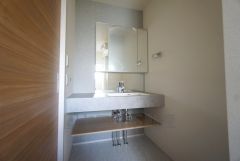 三面鏡裏収納付き洗面化粧台です＾＾ 歯磨きセットやスキンケア用品などの収納に便利ですね。 生活感も隠すことができ、来客時にも安心です。