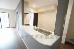 明るいダイニング＾＾奥まった場所にキッチンを配置。リビングやダイニングでの寛ぎを邪魔しない仕様です＾＾生活感が出にくいので急な来客にも困りませんね＾＾