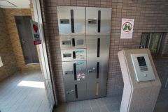 宅配ボックス付き。お仕事中や外出中などの不在時にも荷物が受け取れるのはとっても便利ですね＾＾